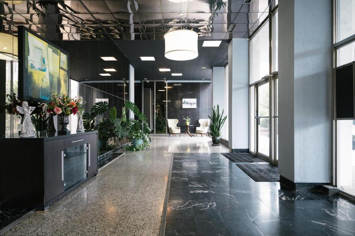 Downtown Excellent View! Onsite Parking 1904
